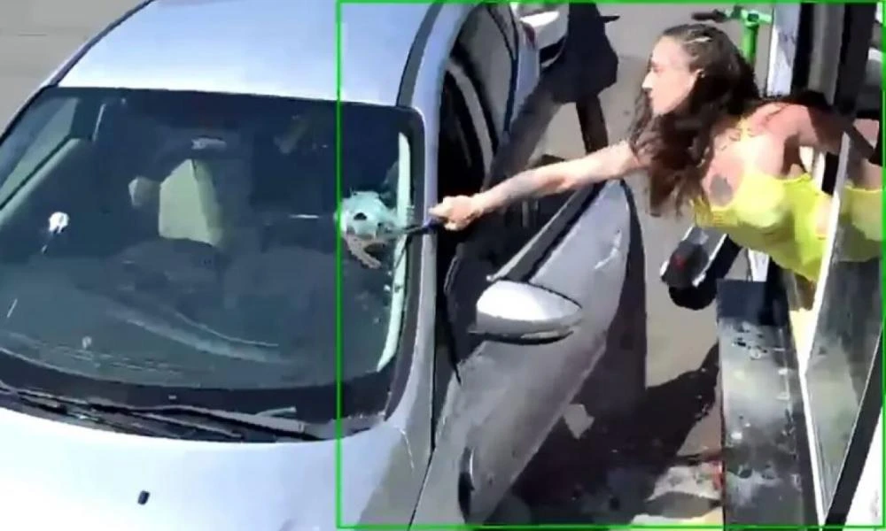 ΗΠΑ: Πελάτης πέταξε καφέ σε εργαζόμενη και εκείνη του έσπασε το παρμπρίζ με σφυρί